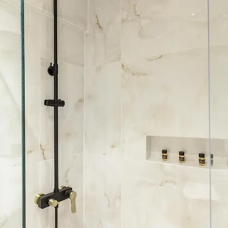 Arch 4 Luxury Living , Room I